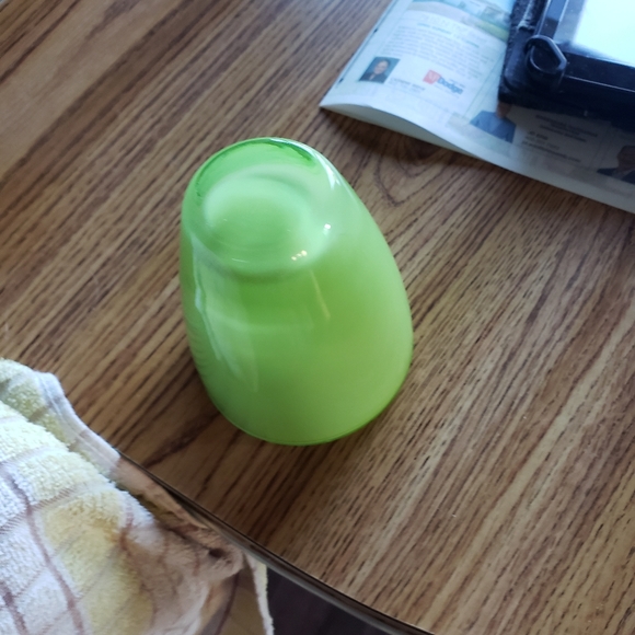 Spring Green Vase - Picture 2 of 4